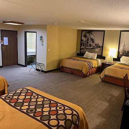 Super 8 By Wyndham Wichita North Otel Dış mekan fotoğraf