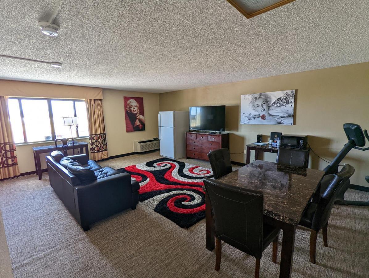 Super 8 By Wyndham Wichita North Otel Dış mekan fotoğraf