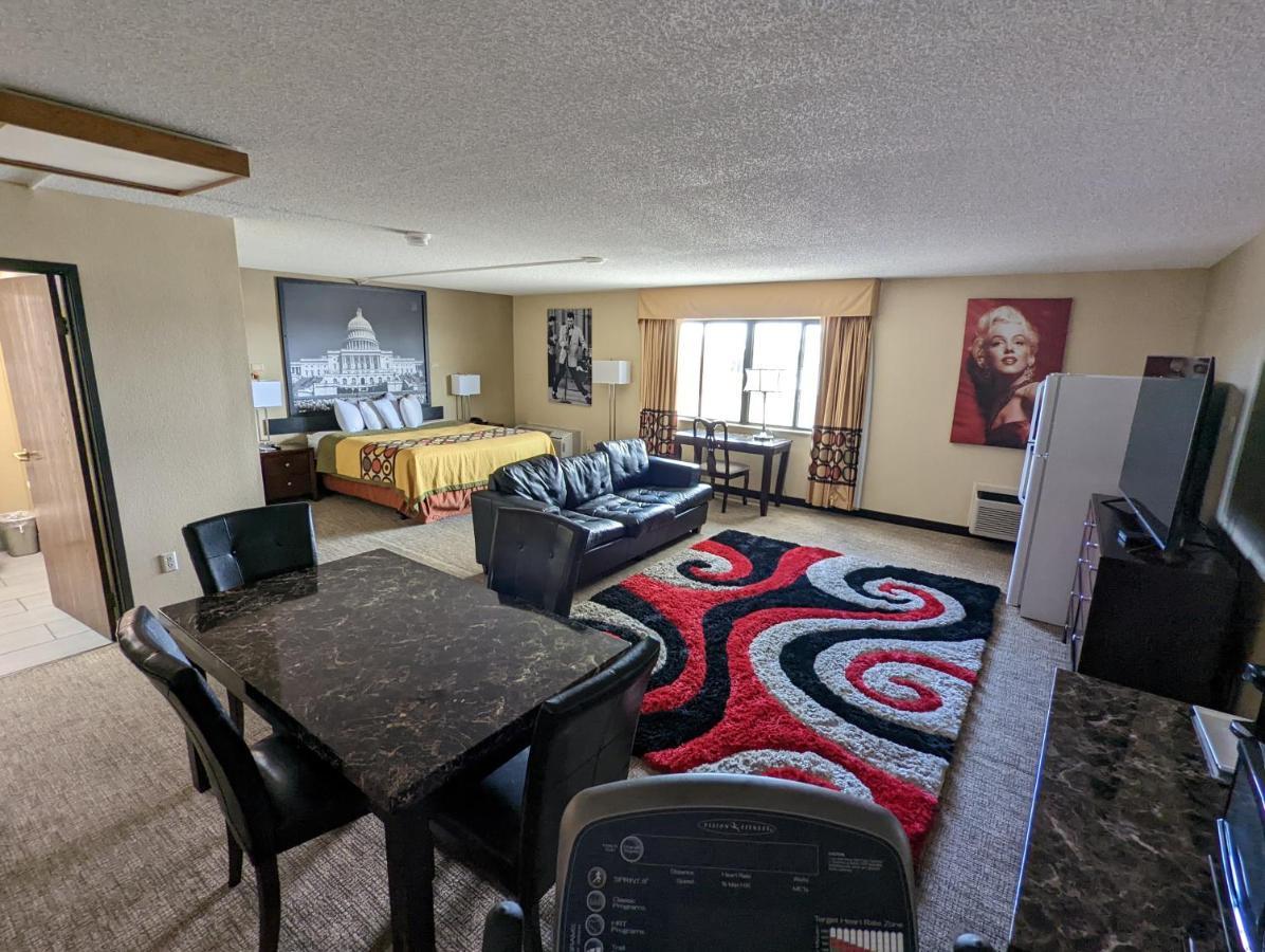 Super 8 By Wyndham Wichita North Otel Dış mekan fotoğraf