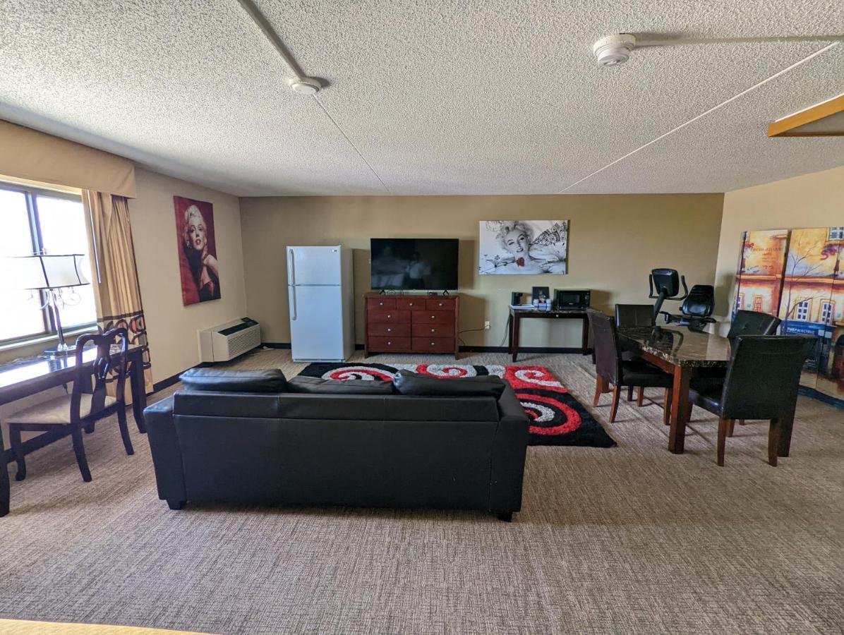 Super 8 By Wyndham Wichita North Otel Dış mekan fotoğraf