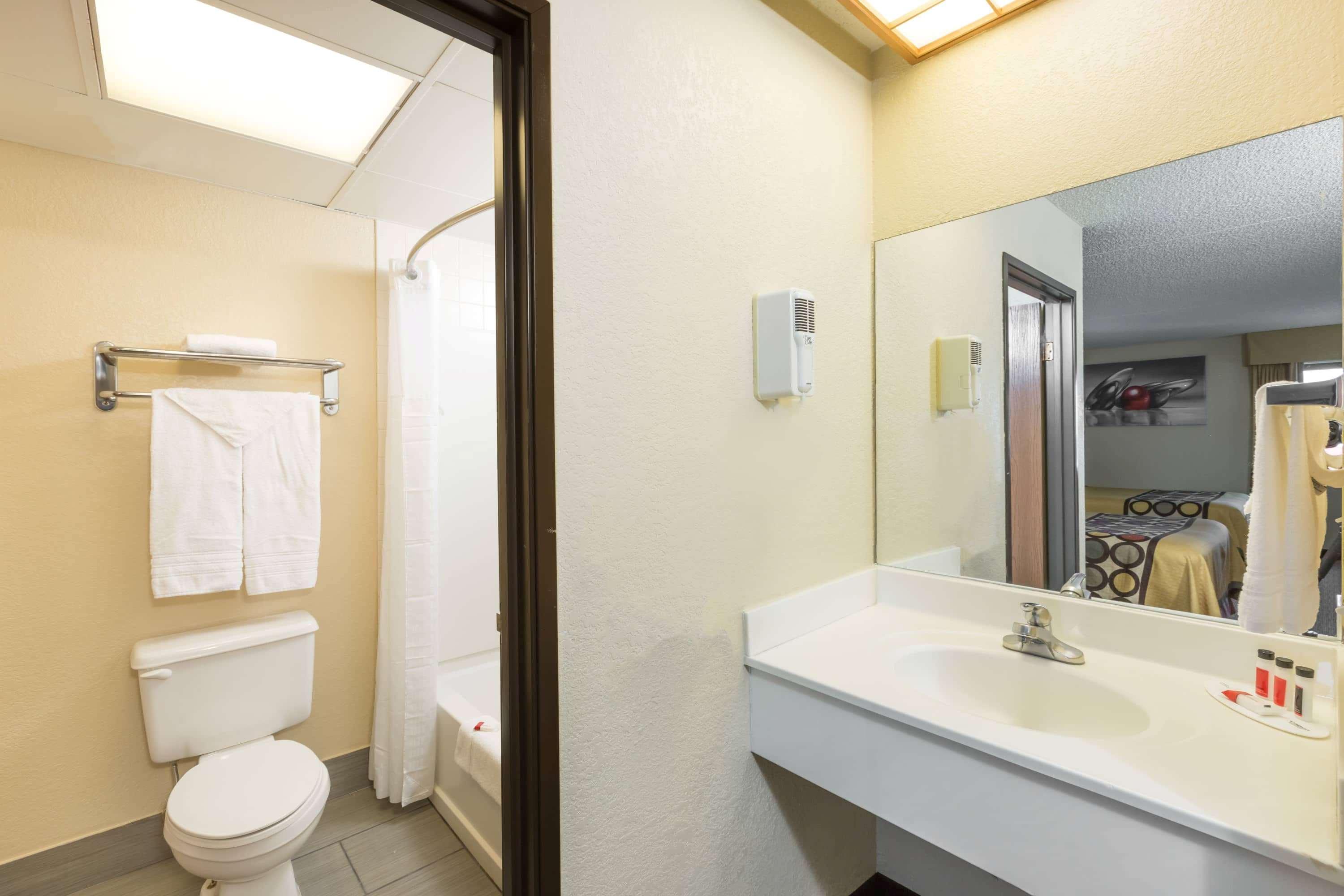 Super 8 By Wyndham Wichita North Otel Dış mekan fotoğraf