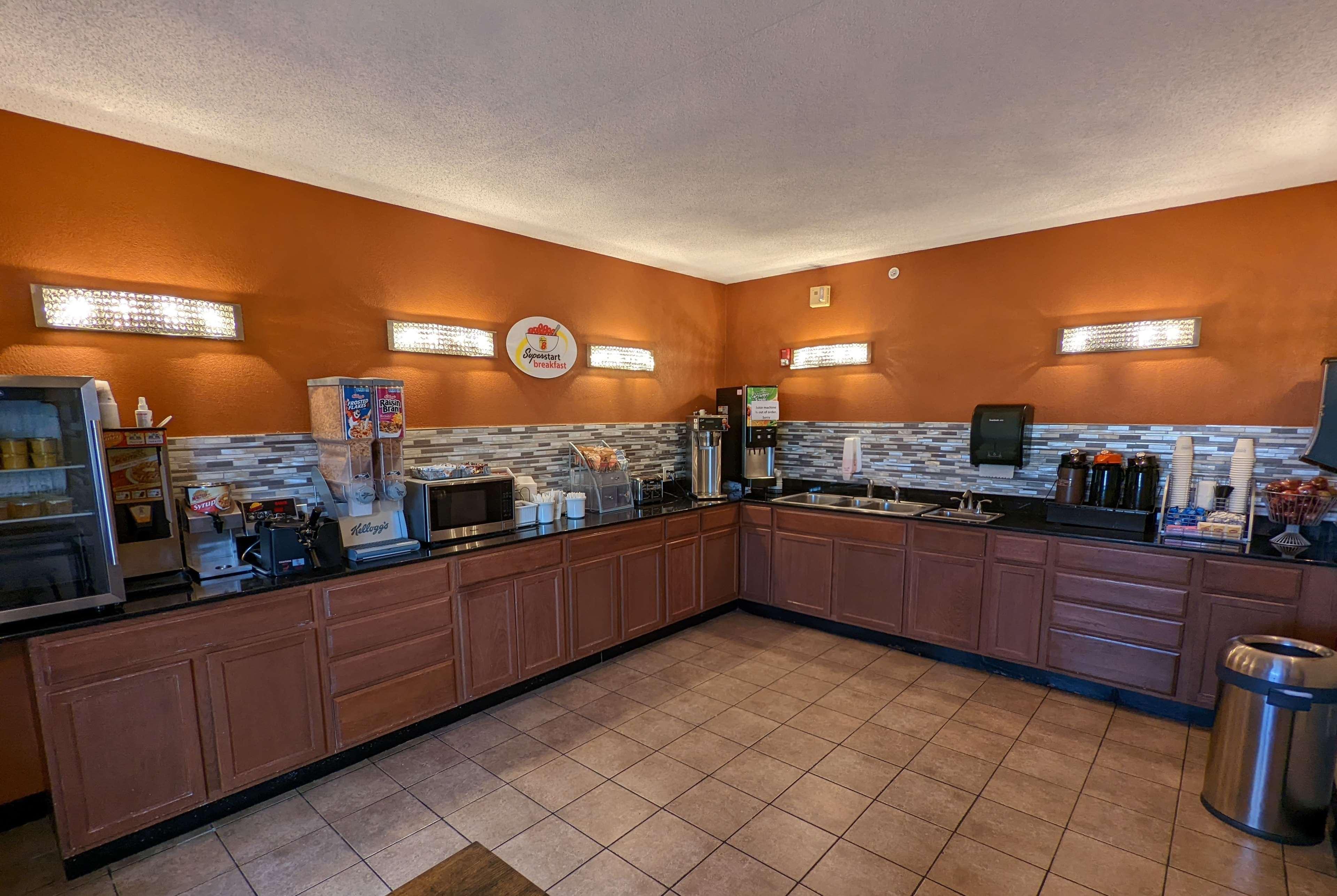 Super 8 By Wyndham Wichita North Otel Dış mekan fotoğraf