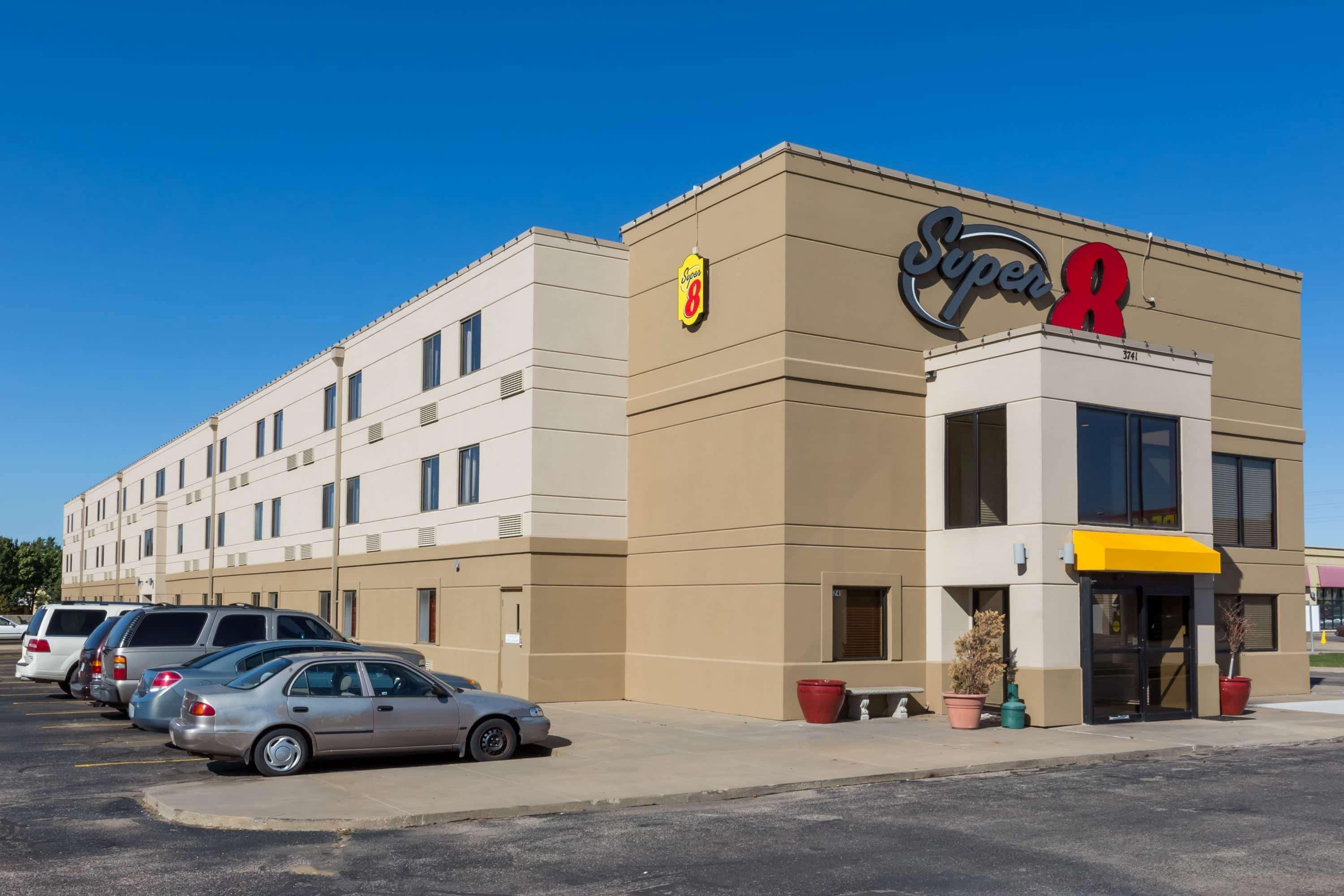 Super 8 By Wyndham Wichita North Otel Dış mekan fotoğraf