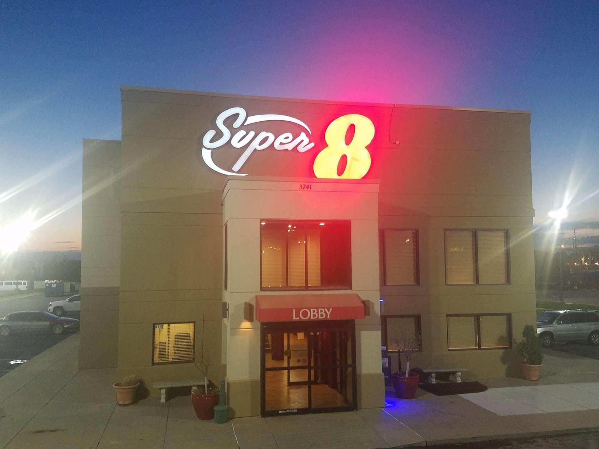 Super 8 By Wyndham Wichita North Otel Dış mekan fotoğraf