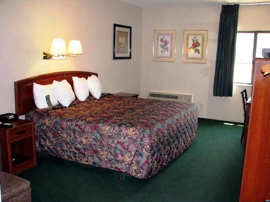 Super 8 By Wyndham Wichita North Otel Dış mekan fotoğraf