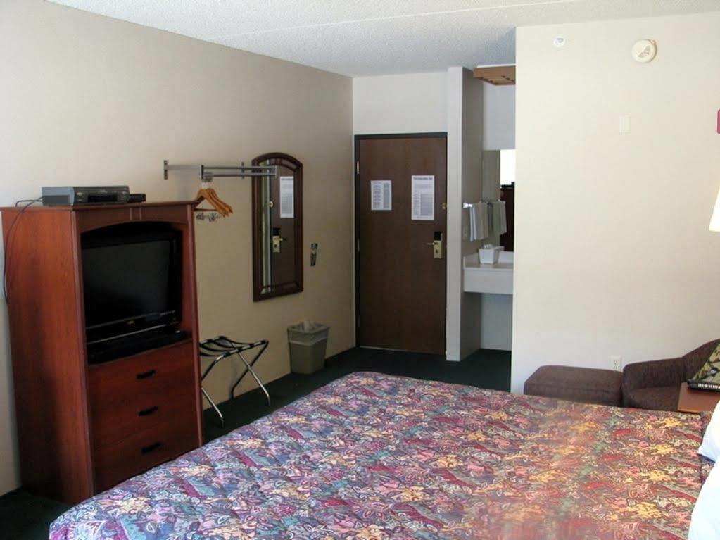 Super 8 By Wyndham Wichita North Otel Dış mekan fotoğraf