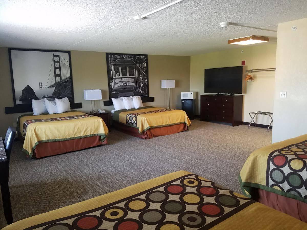 Super 8 By Wyndham Wichita North Otel Dış mekan fotoğraf